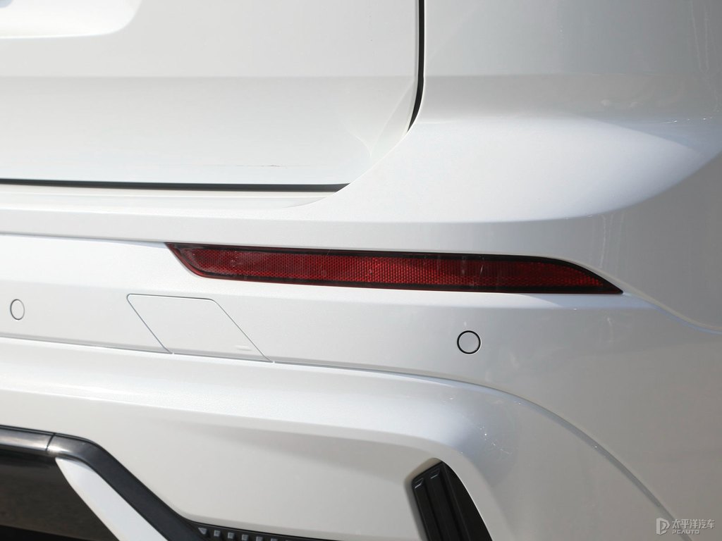 水晶白沃爾沃XC60車尾外觀圖片