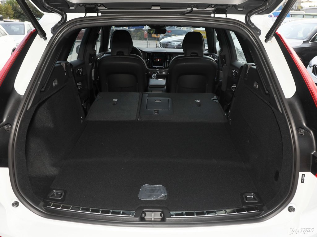 水晶白沃爾沃XC60后備廂空間圖片