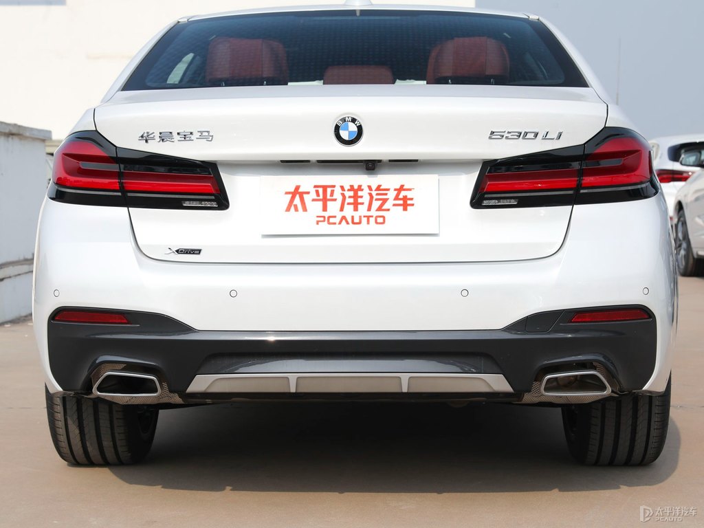 礦石白寶馬5系車尾外觀圖片