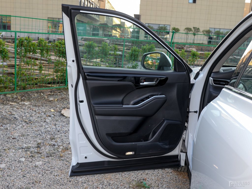 鉑金珍珠白漢蘭達(dá)車廂內(nèi)飾圖片
