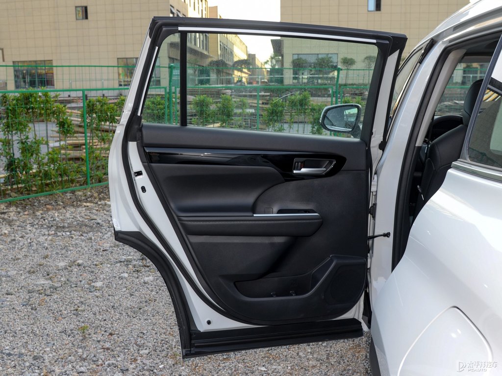 鉑金珍珠白漢蘭達(dá)車廂內(nèi)飾圖片