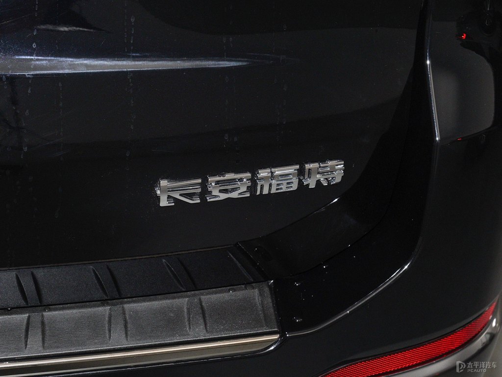 塞舌爾黑探險者車尾外觀圖片