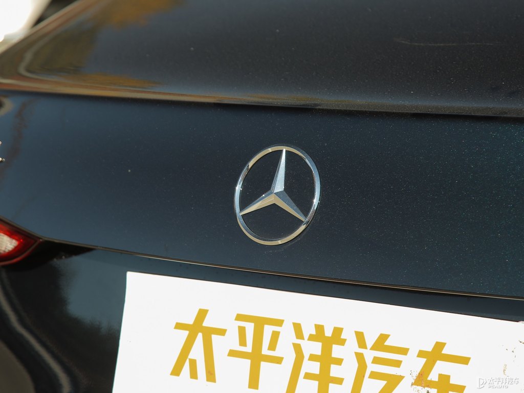 松石綠色奔馳C級車尾外觀圖片
