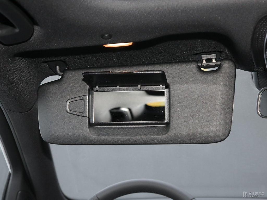 松石綠色奔馳C級車廂內(nèi)飾圖片