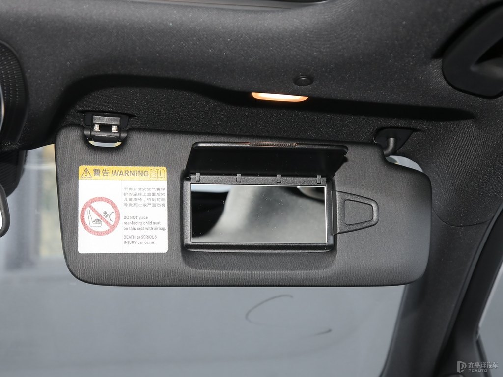 松石綠色奔馳C級(jí)車廂內(nèi)飾圖片