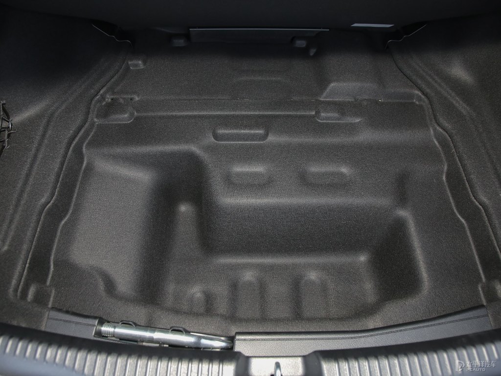 松石綠色奔馳C級(jí)后備廂空間圖片