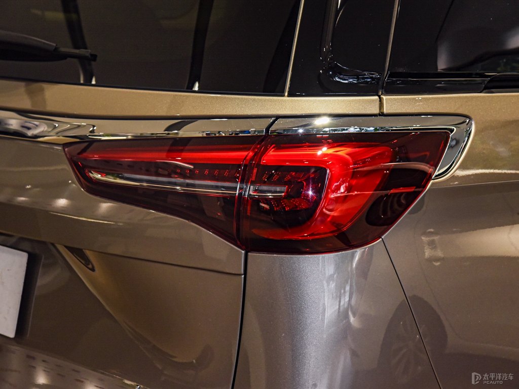 大漠金別克GL8車尾外觀圖片
