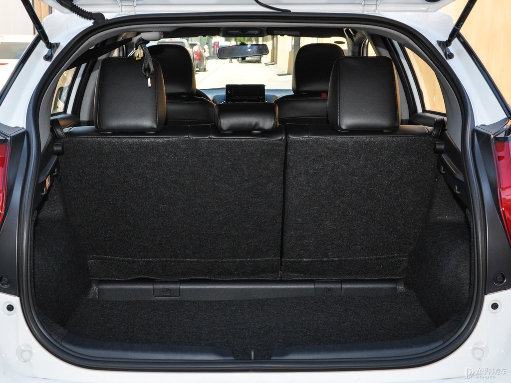 天际白YARiS L 致炫后备厢空间图片