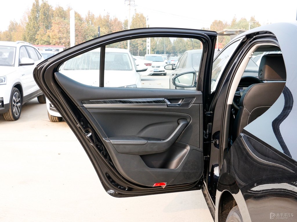 哥特黑速派車廂內(nèi)飾圖片
