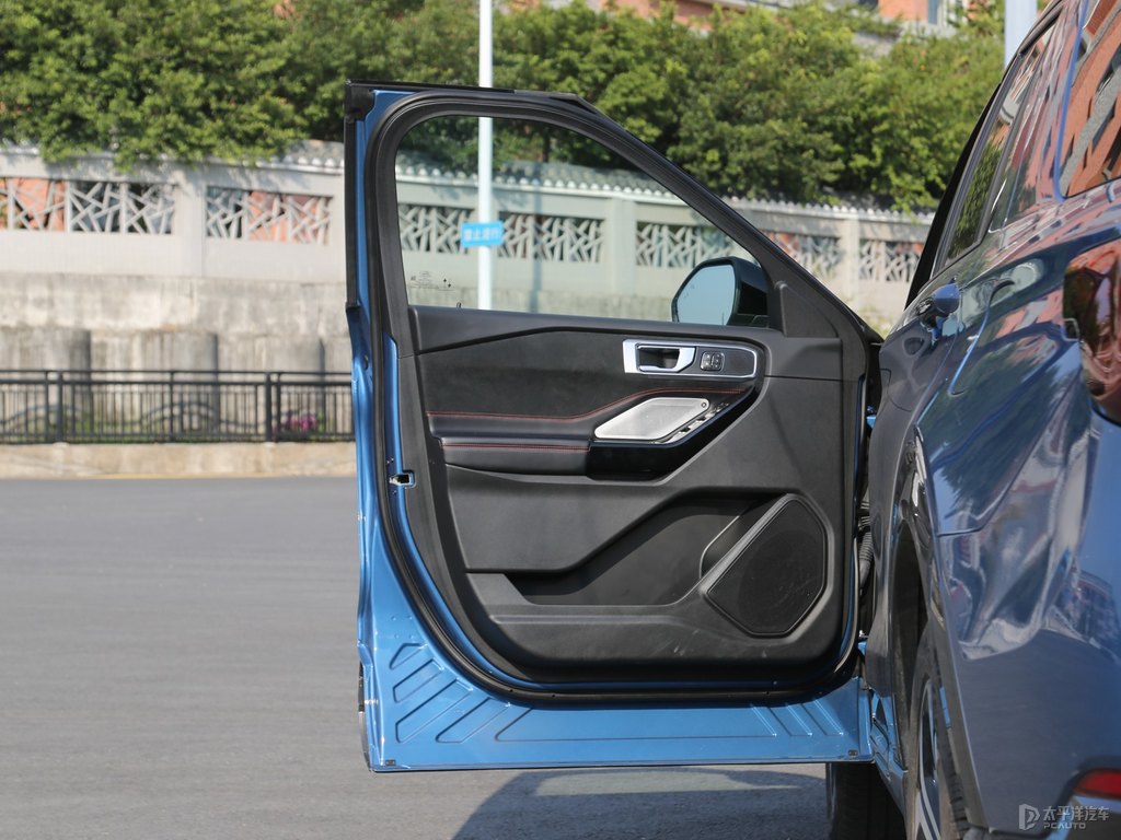 性能藍(lán)探險(xiǎn)者車廂內(nèi)飾圖片