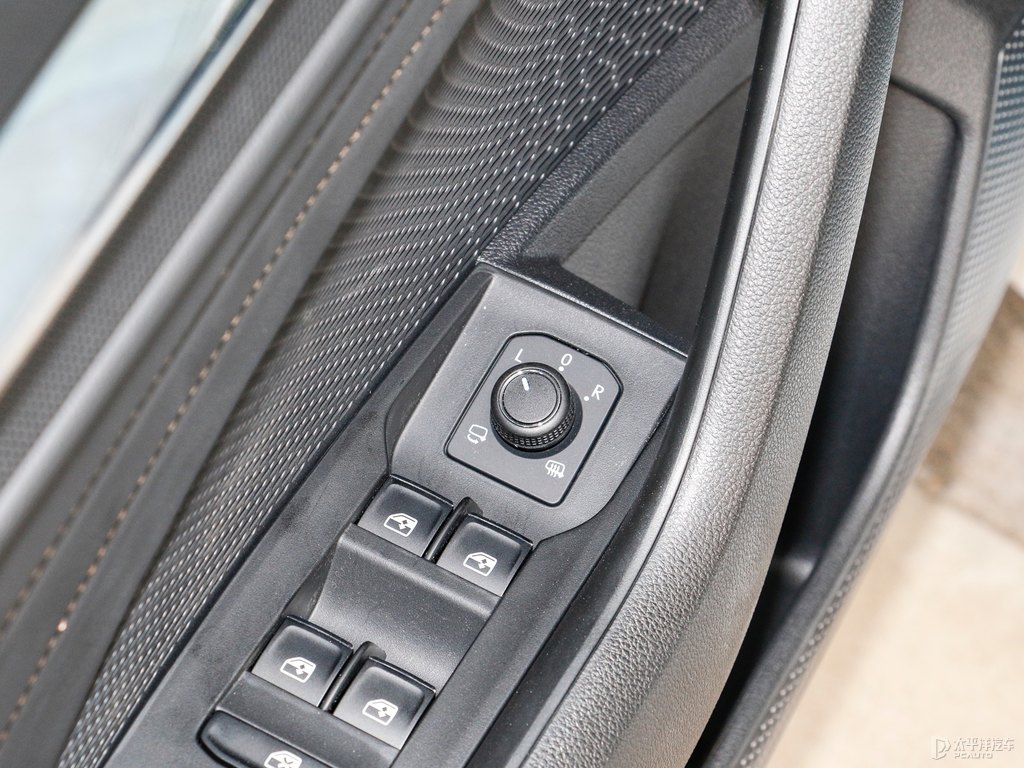 光子白明銳車廂內(nèi)飾圖片