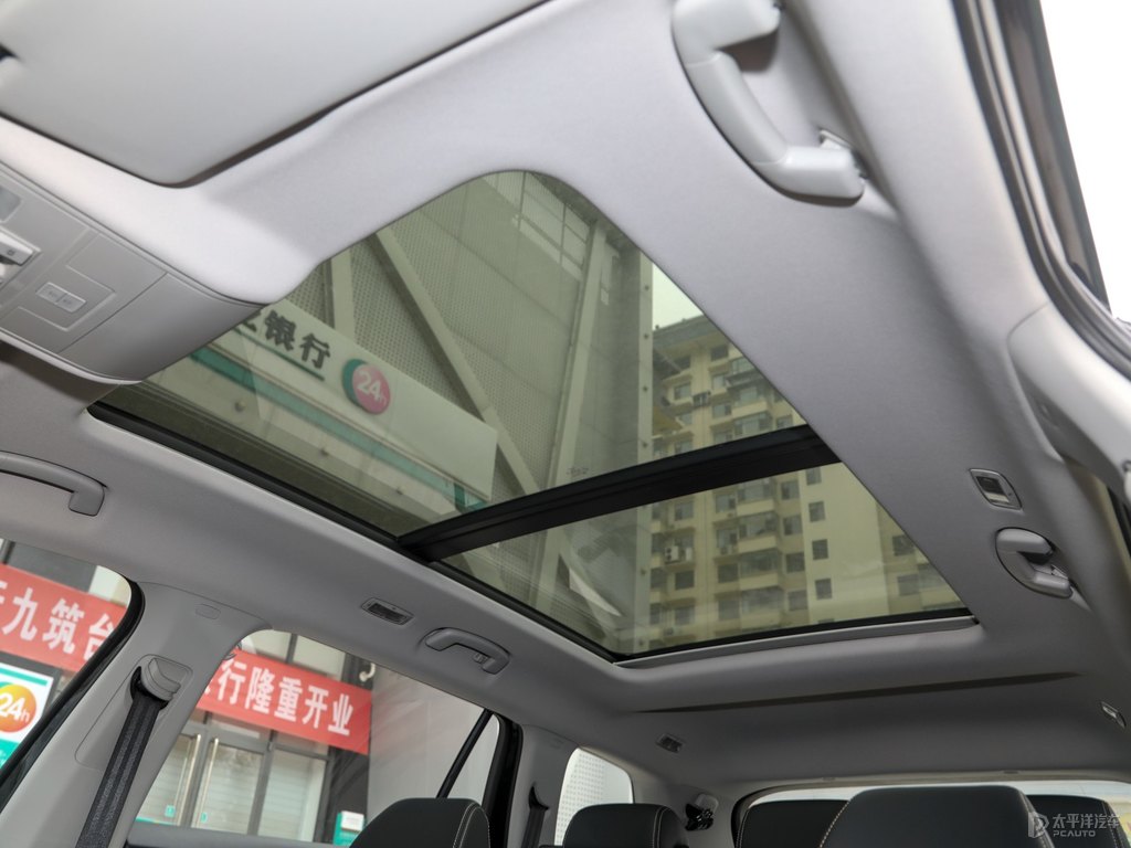 沉靜黑柯迪亞克車廂內飾圖片