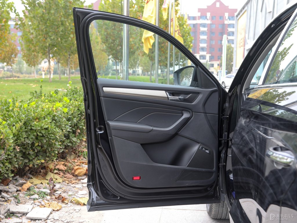 沉靜黑柯迪亞克車廂內(nèi)飾圖片