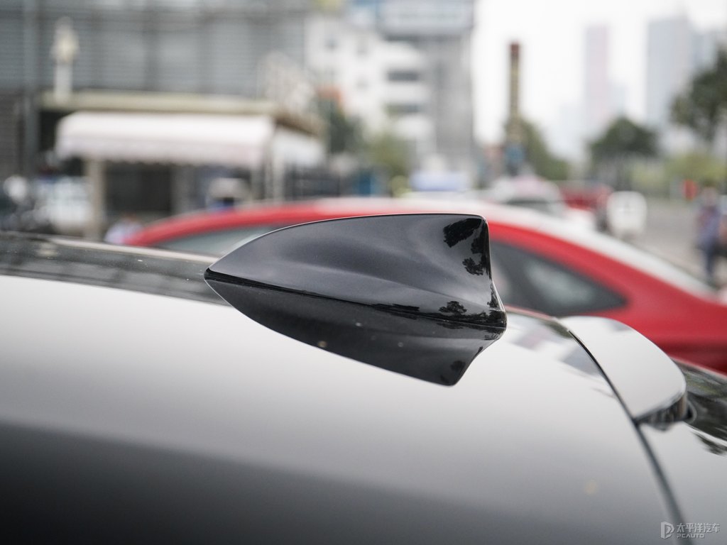 太空白威朗車身外觀圖片