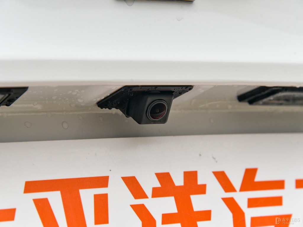 閃耀白科魯澤車尾外觀圖片
