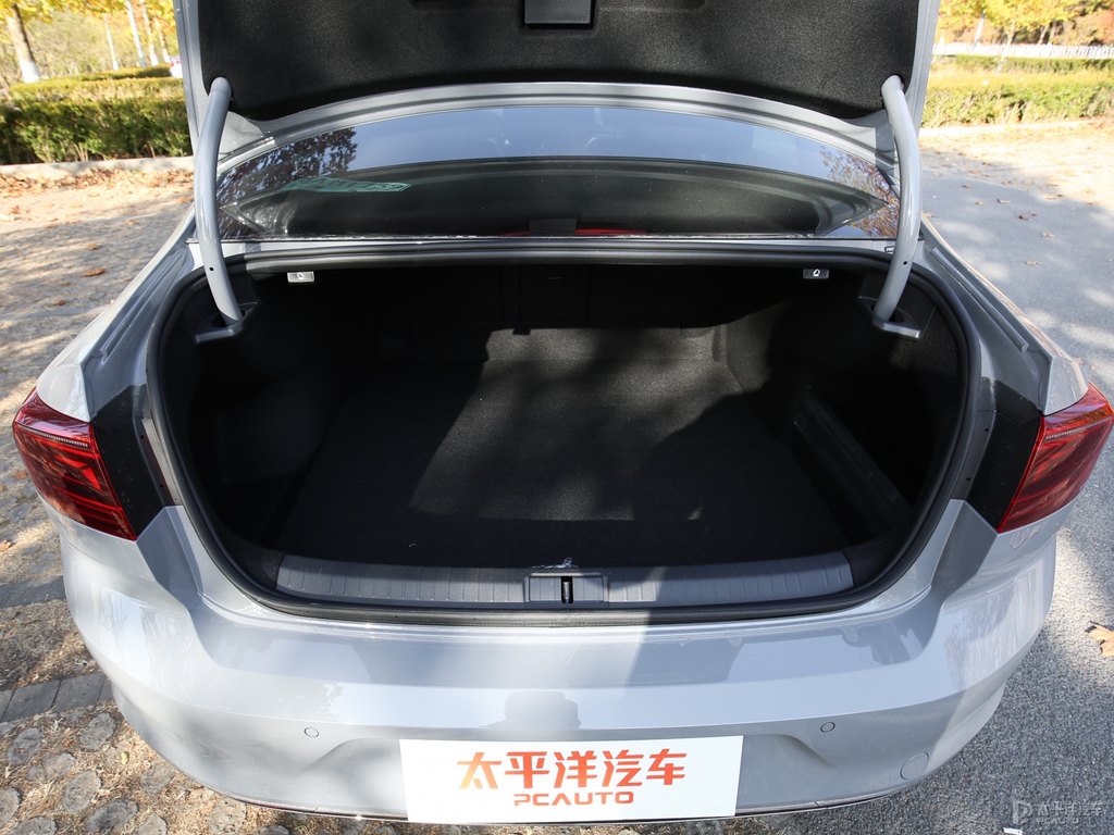 星河灰邁騰后備廂空間圖片