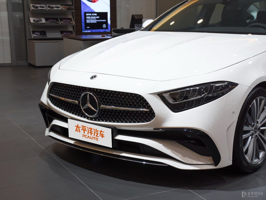 北極白奔馳CLS級車頭外觀圖片