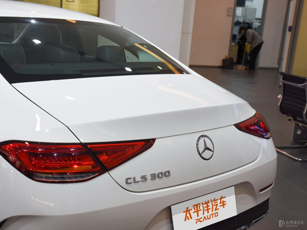 北極白奔馳CLS級(jí)車尾外觀圖片