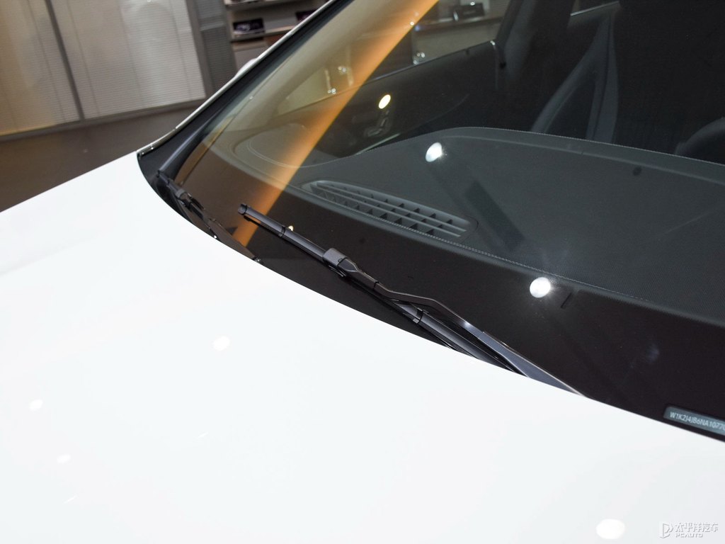 北極白奔馳CLS級車身外觀圖片