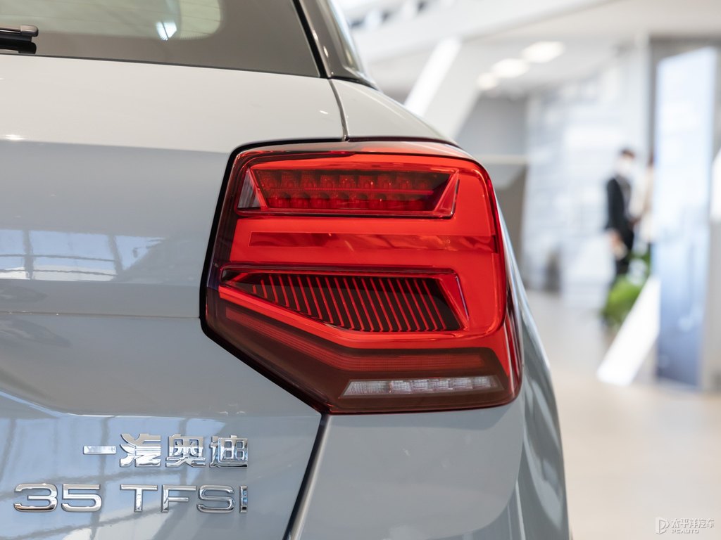飛箭灰奧迪Q2L車尾外觀圖片