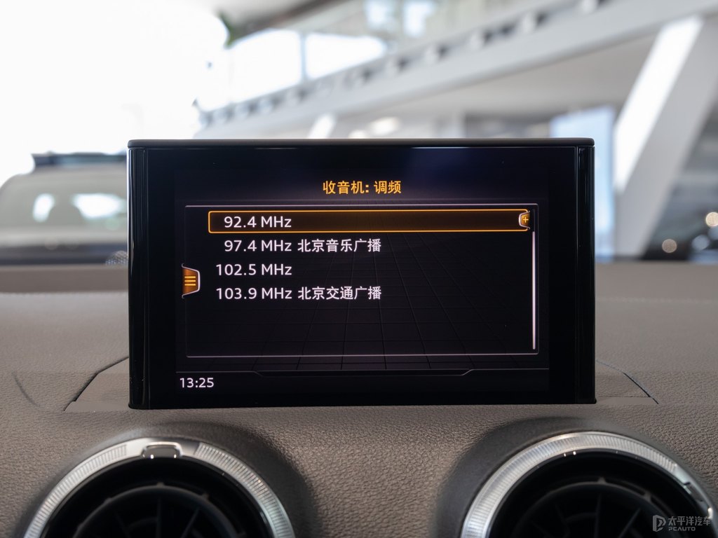 飛箭灰奧迪Q2L中控內(nèi)飾圖片