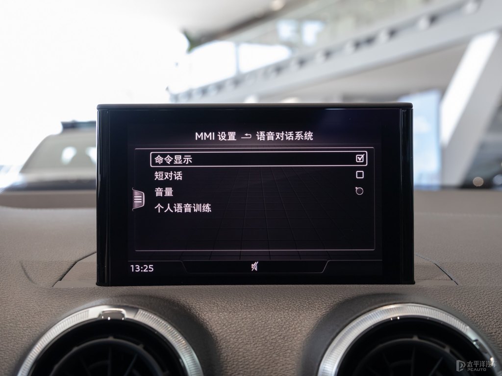 飛箭灰奧迪Q2L中控內(nèi)飾圖片