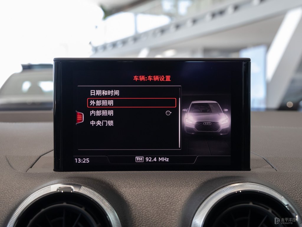 飛箭灰奧迪Q2L中控內(nèi)飾圖片