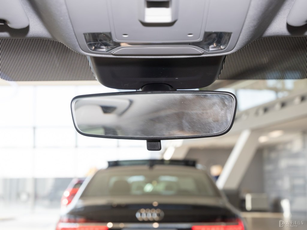 飛箭灰奧迪Q2L車廂內(nèi)飾圖片
