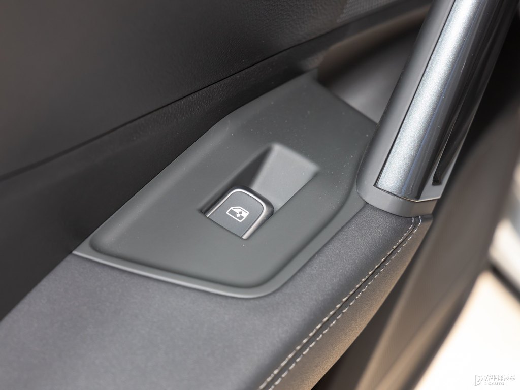 飛箭灰奧迪Q2L車廂內(nèi)飾圖片