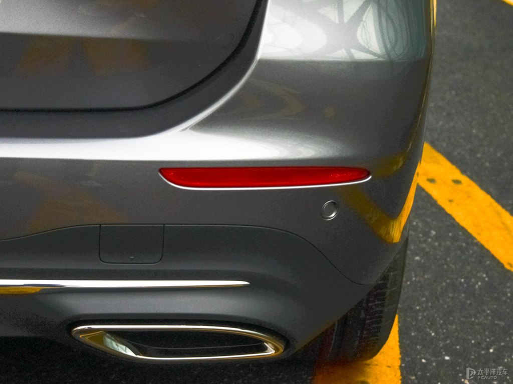 山灰色奔馳B級車尾外觀圖片