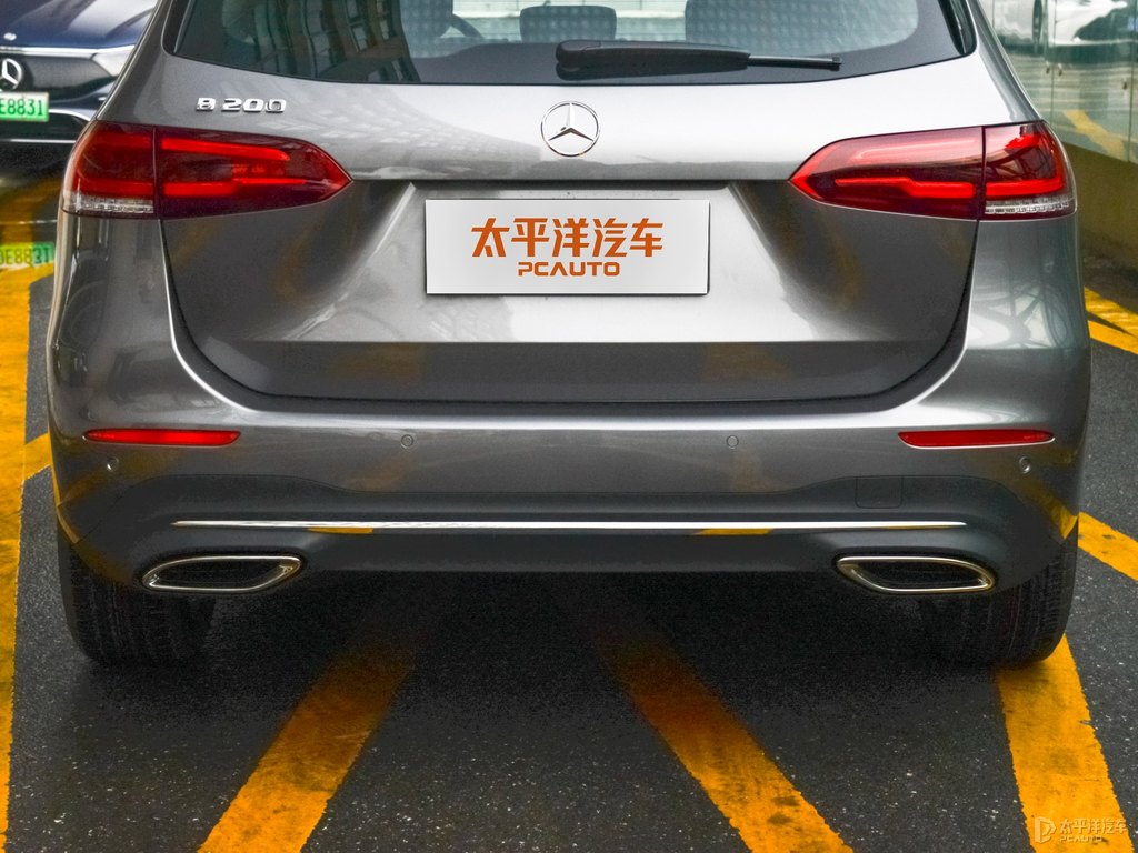 山灰色奔馳B級車尾外觀圖片