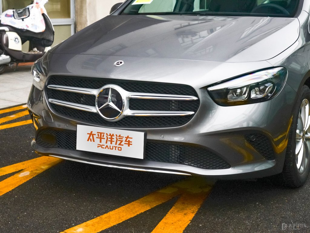 山灰色奔馳B級車頭外觀圖片