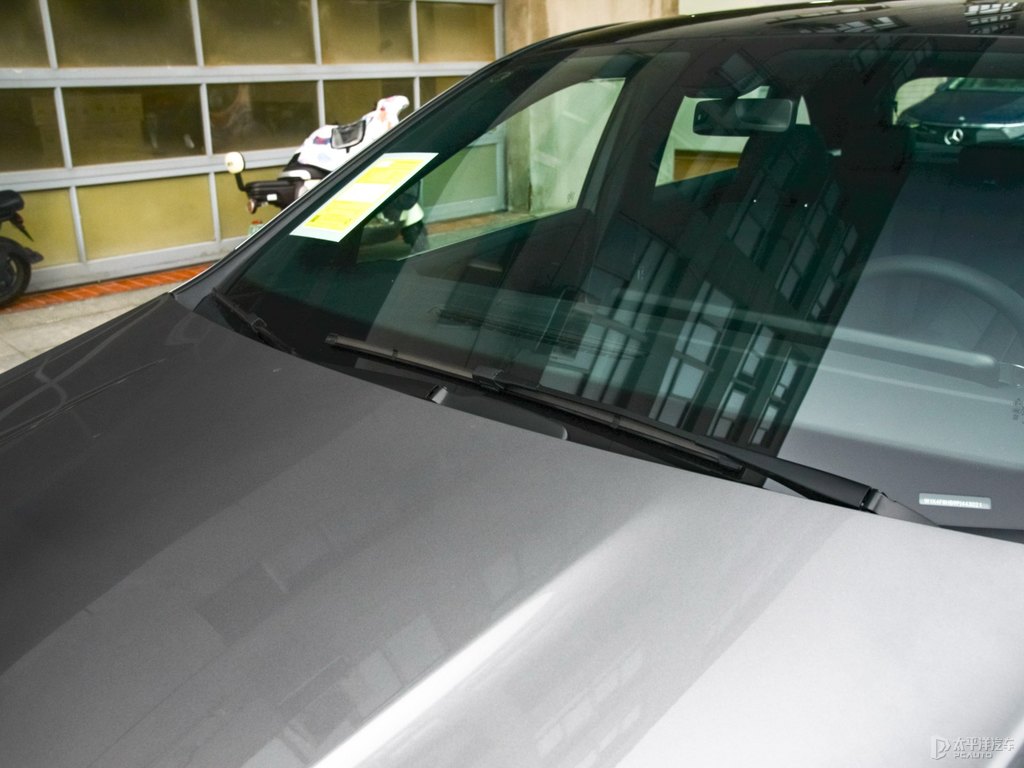 山灰色奔馳B級車身外觀圖片
