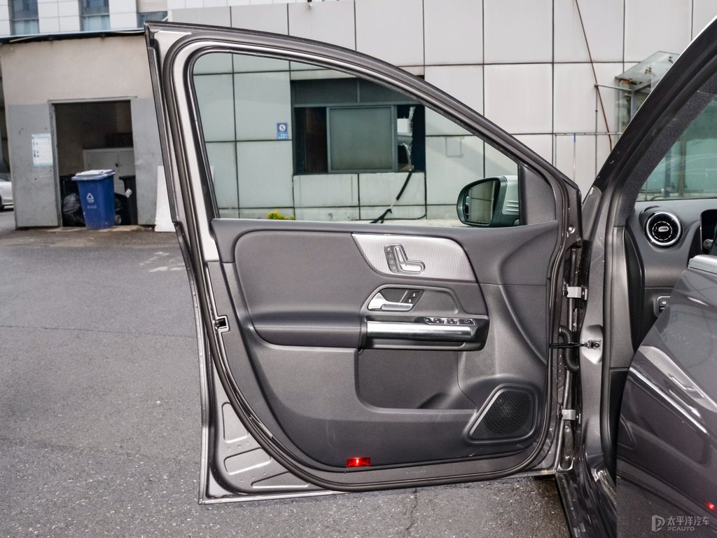 山灰色奔馳B級車廂內(nèi)飾圖片