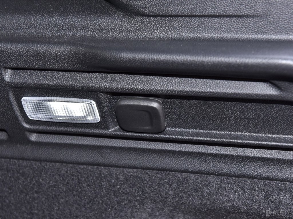曜黑凱迪拉克XT4后備廂空間圖片