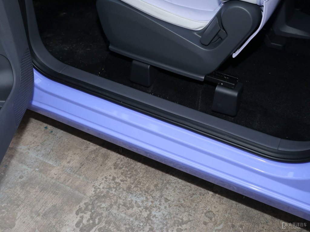 白色+薰衣草紫宏光MINIEV車廂內(nèi)飾圖片