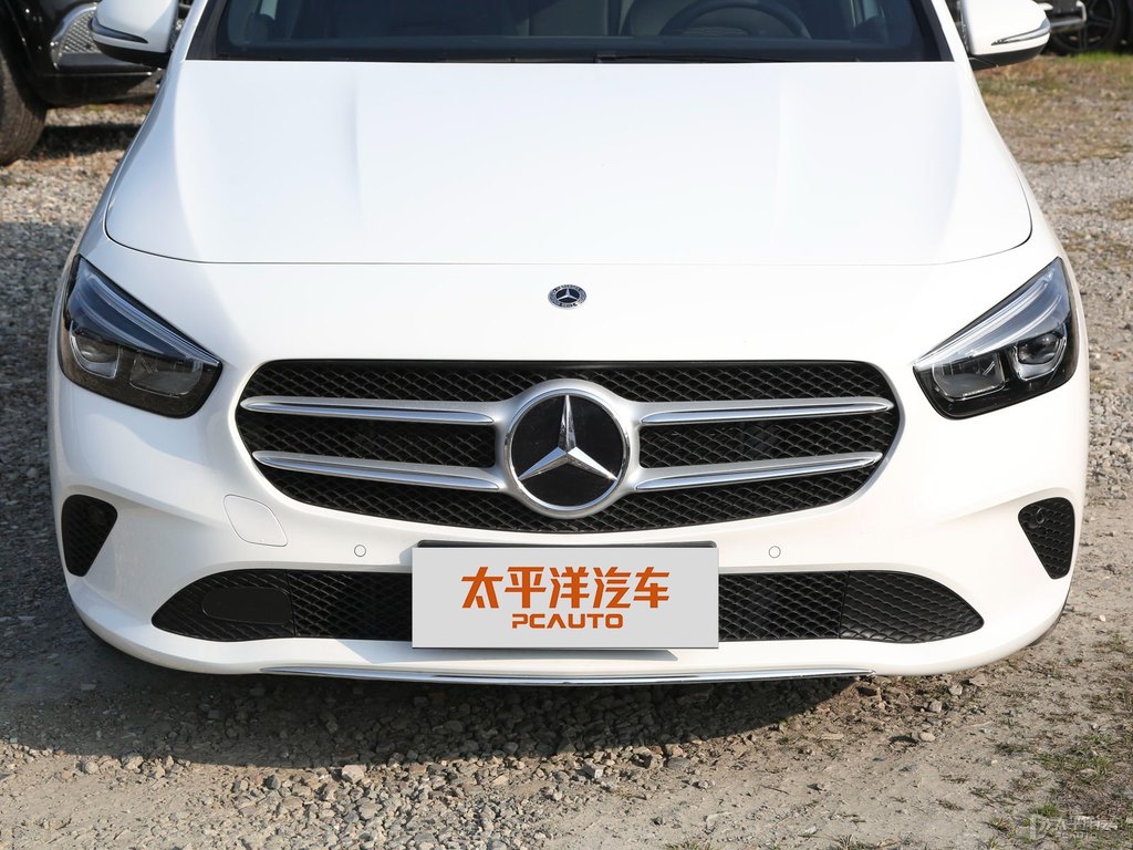 北極白奔馳B級車頭外觀圖片