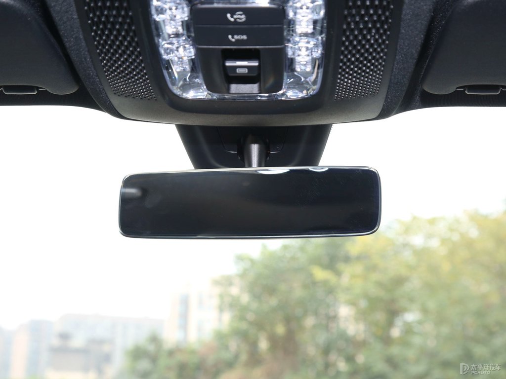 北極白奔馳B級車廂內(nèi)飾圖片