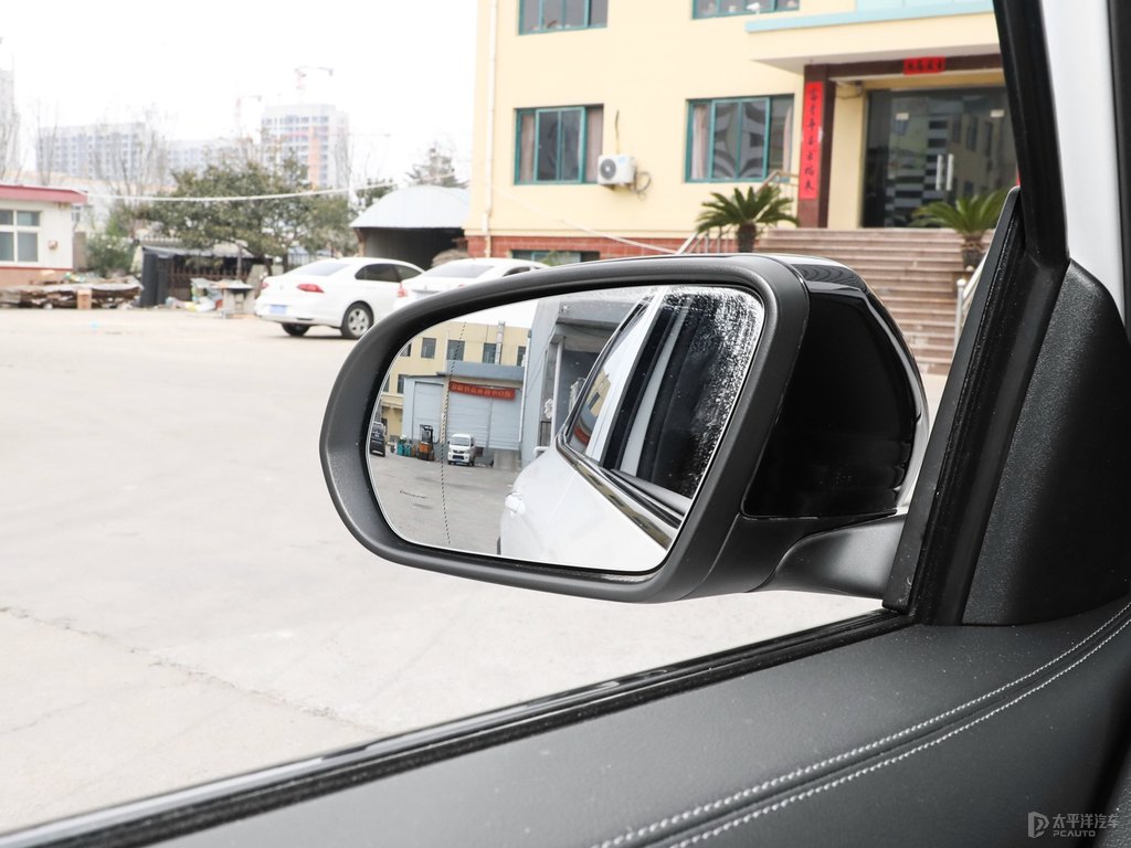 北極白奔馳GLA車(chē)身外觀圖片