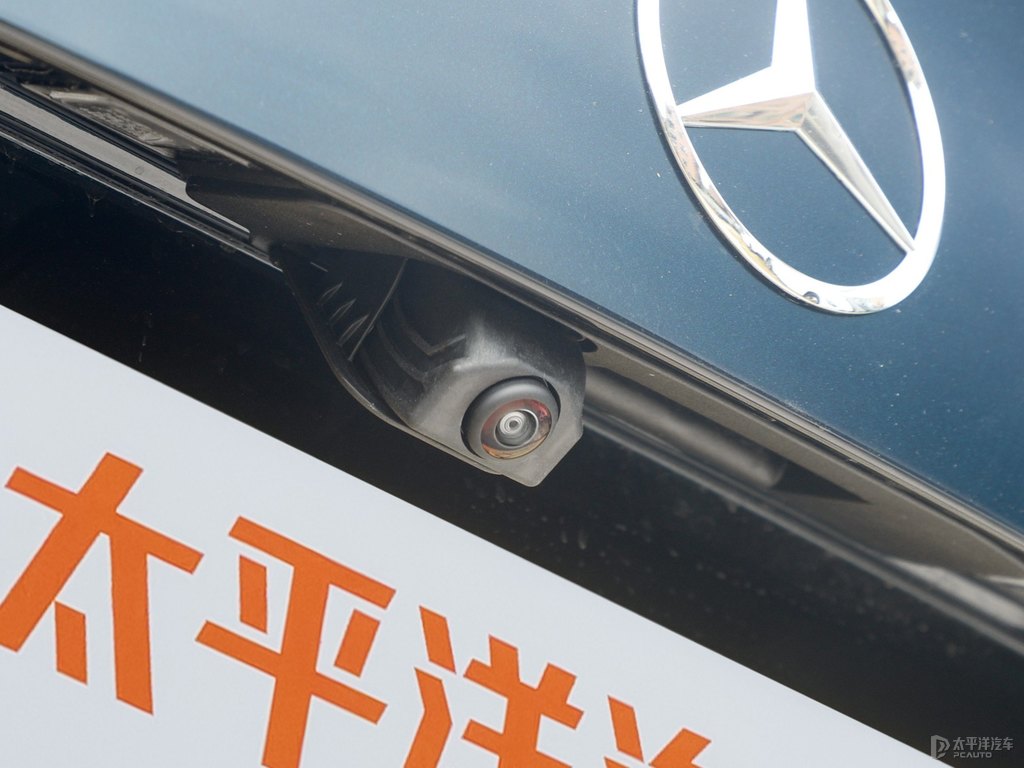 松石綠色奔馳C級車尾外觀圖片