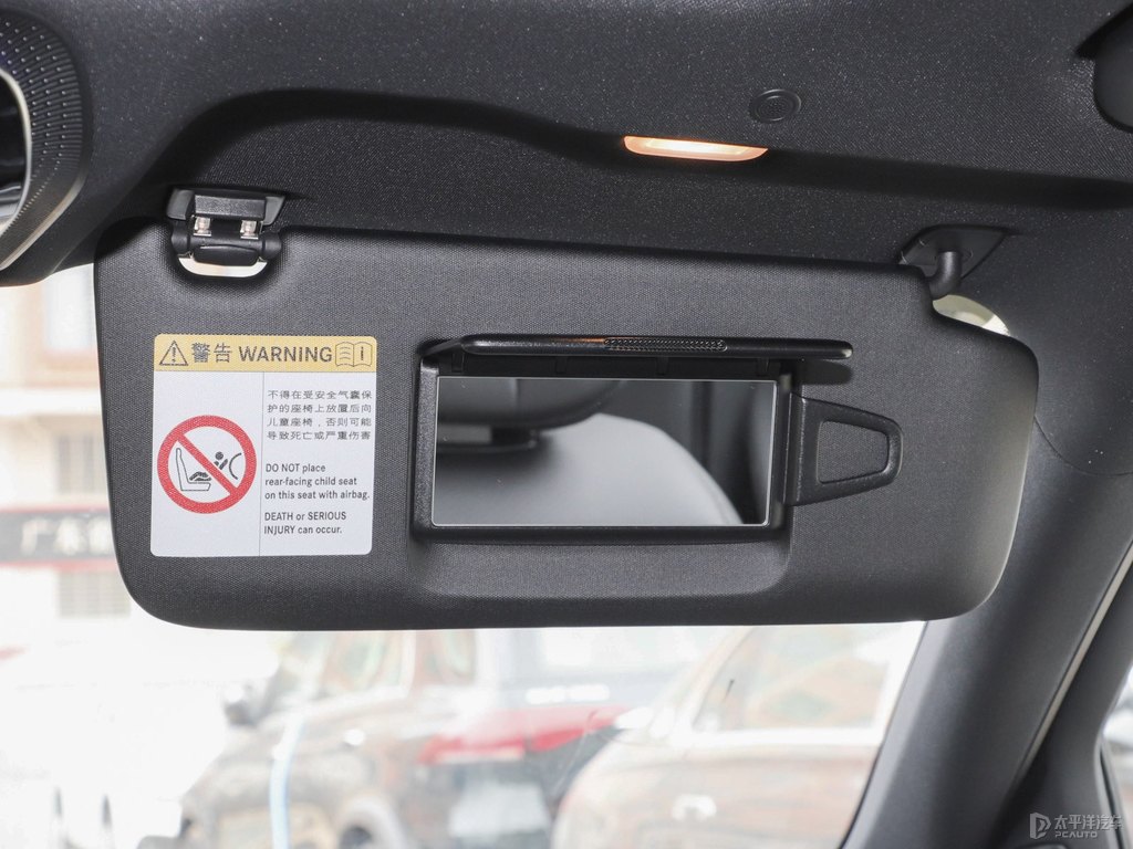 松石綠色奔馳C級(jí)車廂內(nèi)飾圖片