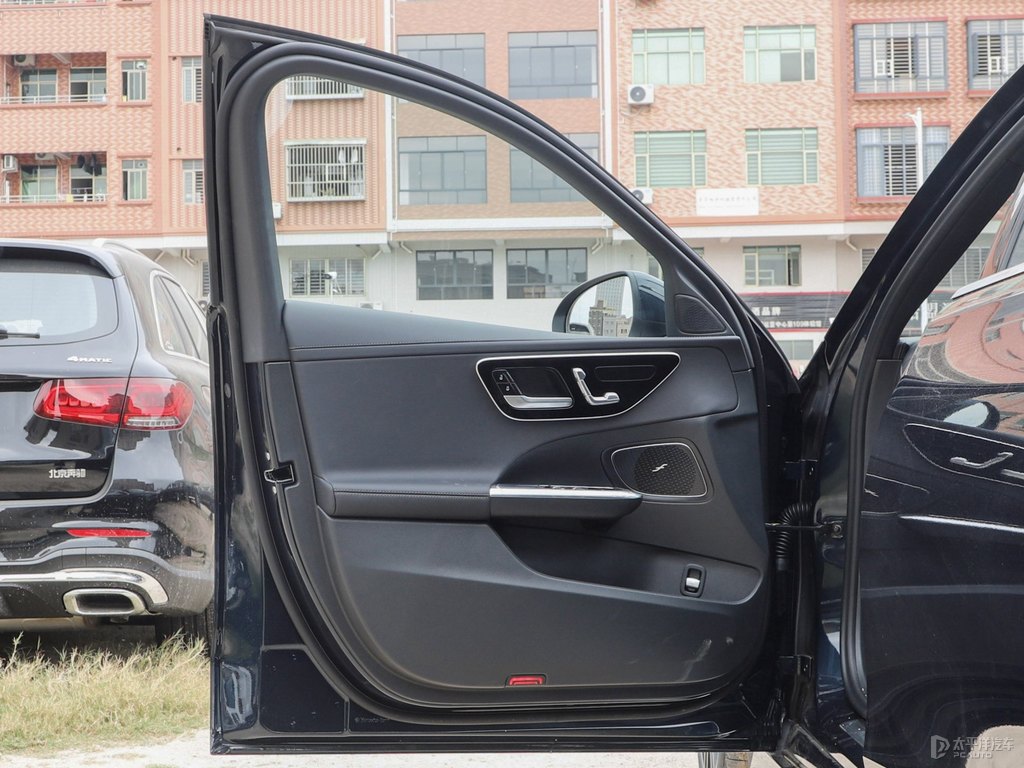 松石綠色奔馳C級(jí)車廂內(nèi)飾圖片