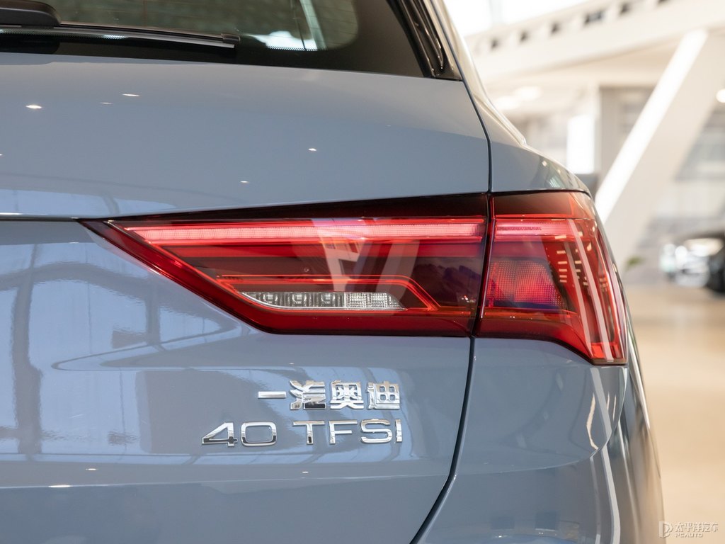 凱莫拉灰奧迪Q3車尾外觀圖片