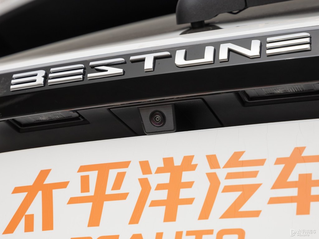 珠光白奔騰T77車尾外觀圖片