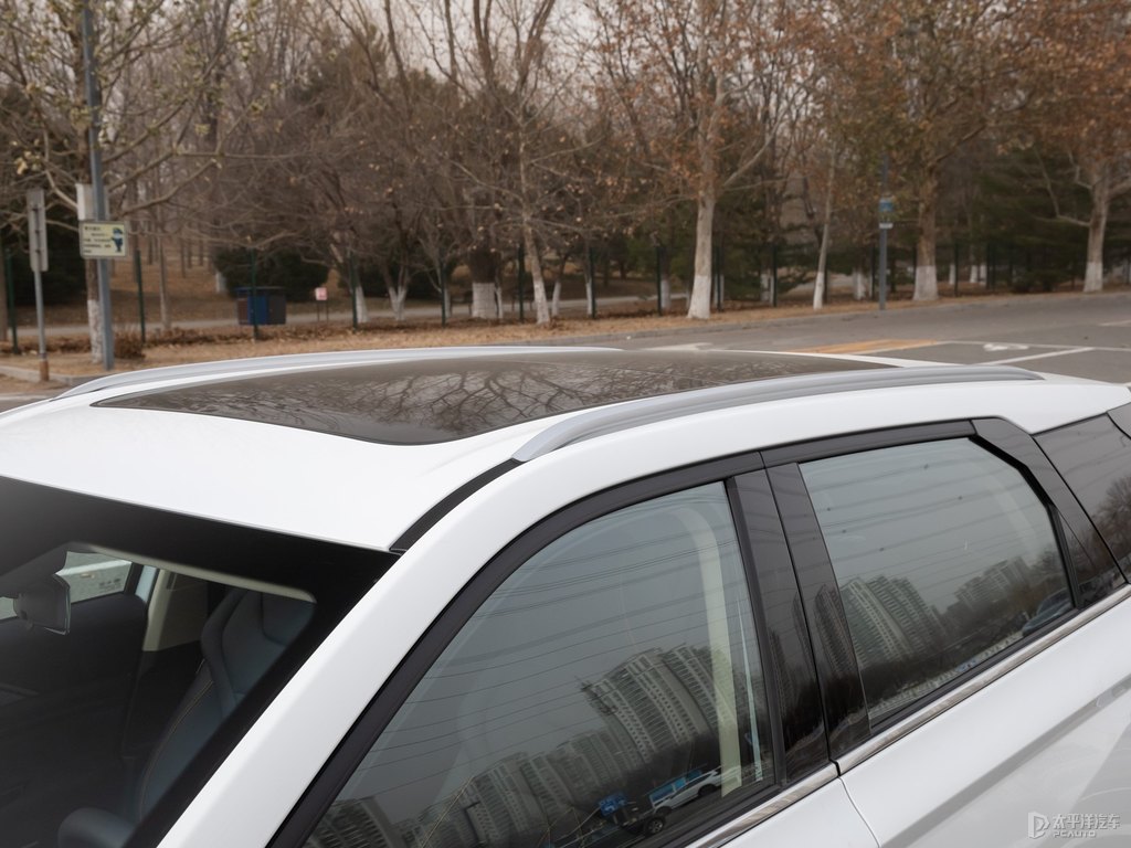 珠光白奔騰T77車身外觀圖片
