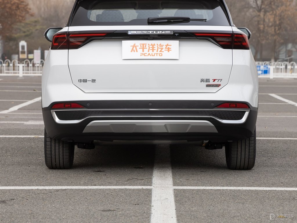 珠光白奔騰T77車尾外觀圖片