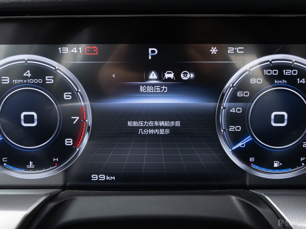 珠光白奔騰T77中控內(nèi)飾圖片
