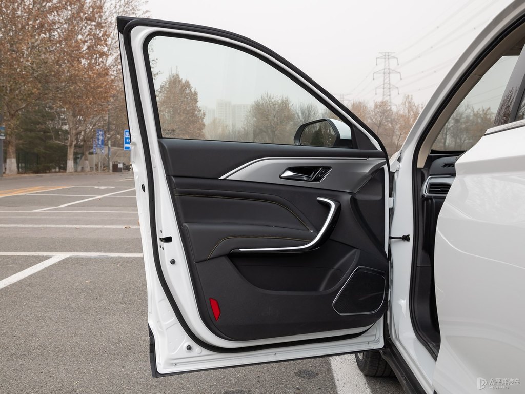 珠光白奔騰T77車廂內(nèi)飾圖片