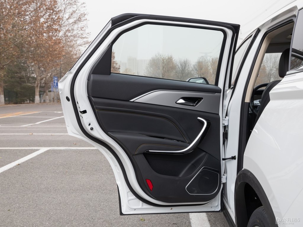 珠光白奔騰T77車廂內(nèi)飾圖片
