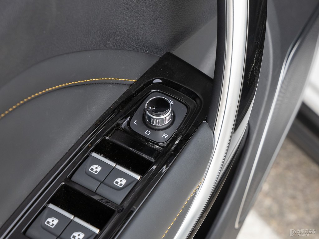 珠光白奔騰T77車廂內(nèi)飾圖片